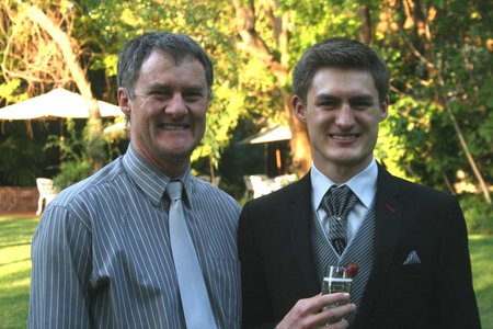Jacques Beukes (regs), ‘n knap 2014 matrikulant van Potchefstroom Gimnasium, geniet ‘n glasie vonkelwyn saam met sy pa, Pieter Beukes  
